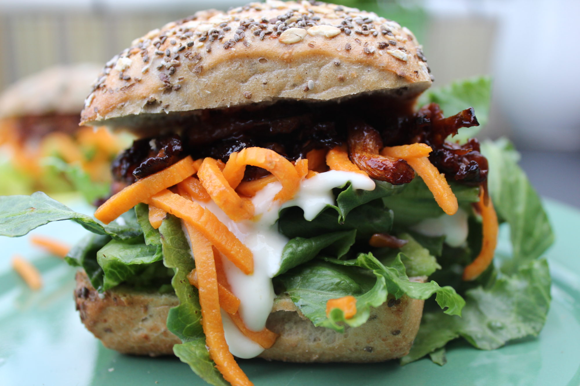 Der NoDiet.de Wochester Burger - Extrem leckerer Vollkornburger mit Avaocado, Salat, pflanzlicher Mayo, Süßkartoffelnspiralen und Pulled-Mushroom